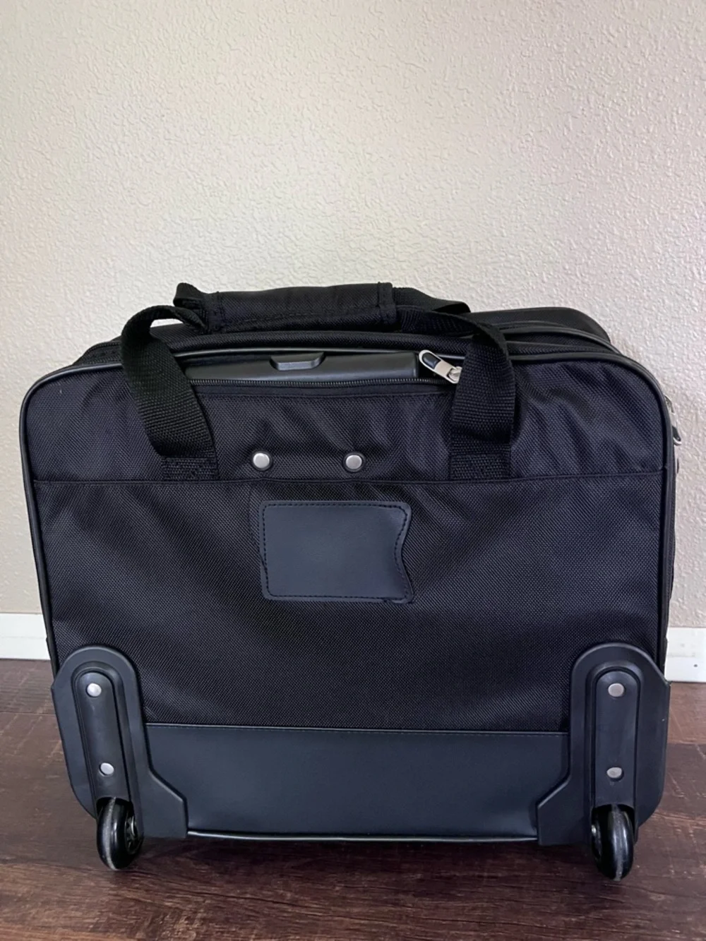 Targus rolling work bag. Black. Silver-toned hardware. - Picture 5 of 16